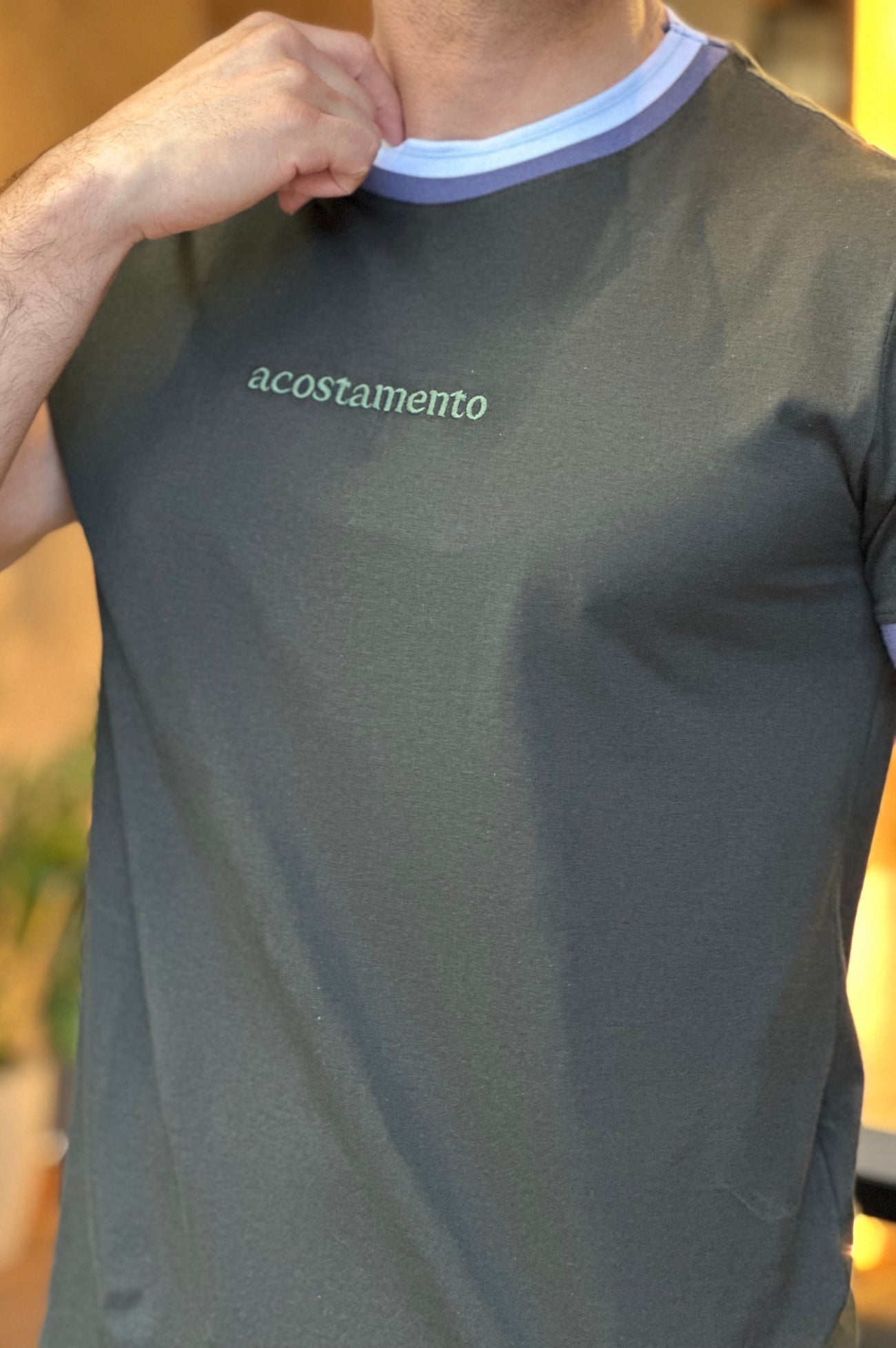 Camiseta Detalhe Gola e Logo Bordada Acostamento