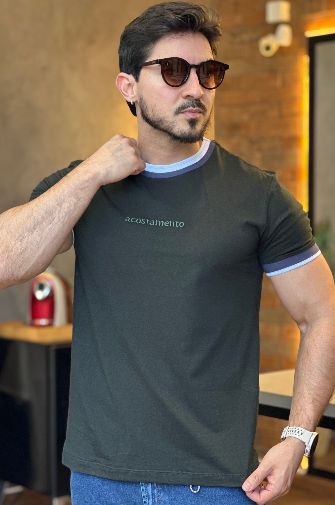 Camiseta Detalhe Gola e Logo Bordada Acostamento