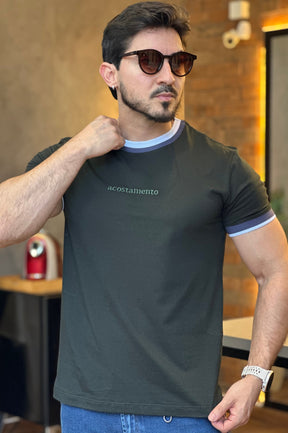 Camiseta Detalhe Gola e Logo Bordada Acostamento