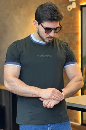 Camiseta Detalhe Gola e Logo Bordada Acostamento