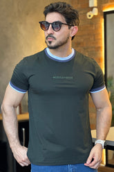 Camiseta Detalhe Gola e Logo Bordada Acostamento
