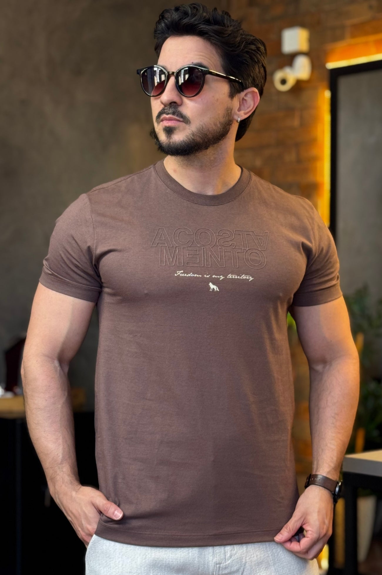 Camiseta Marrom Acostamento