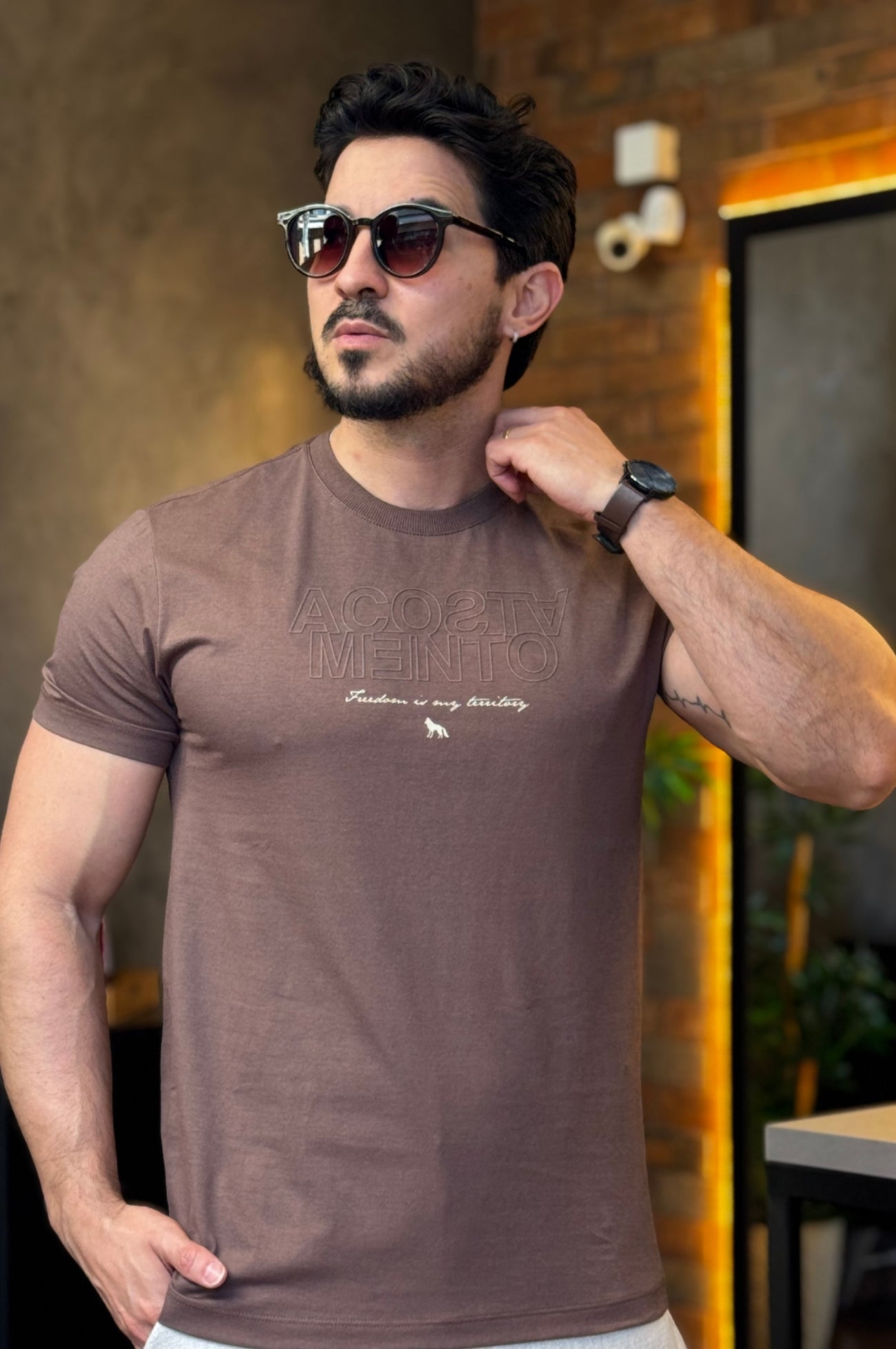 Camiseta Marrom Acostamento