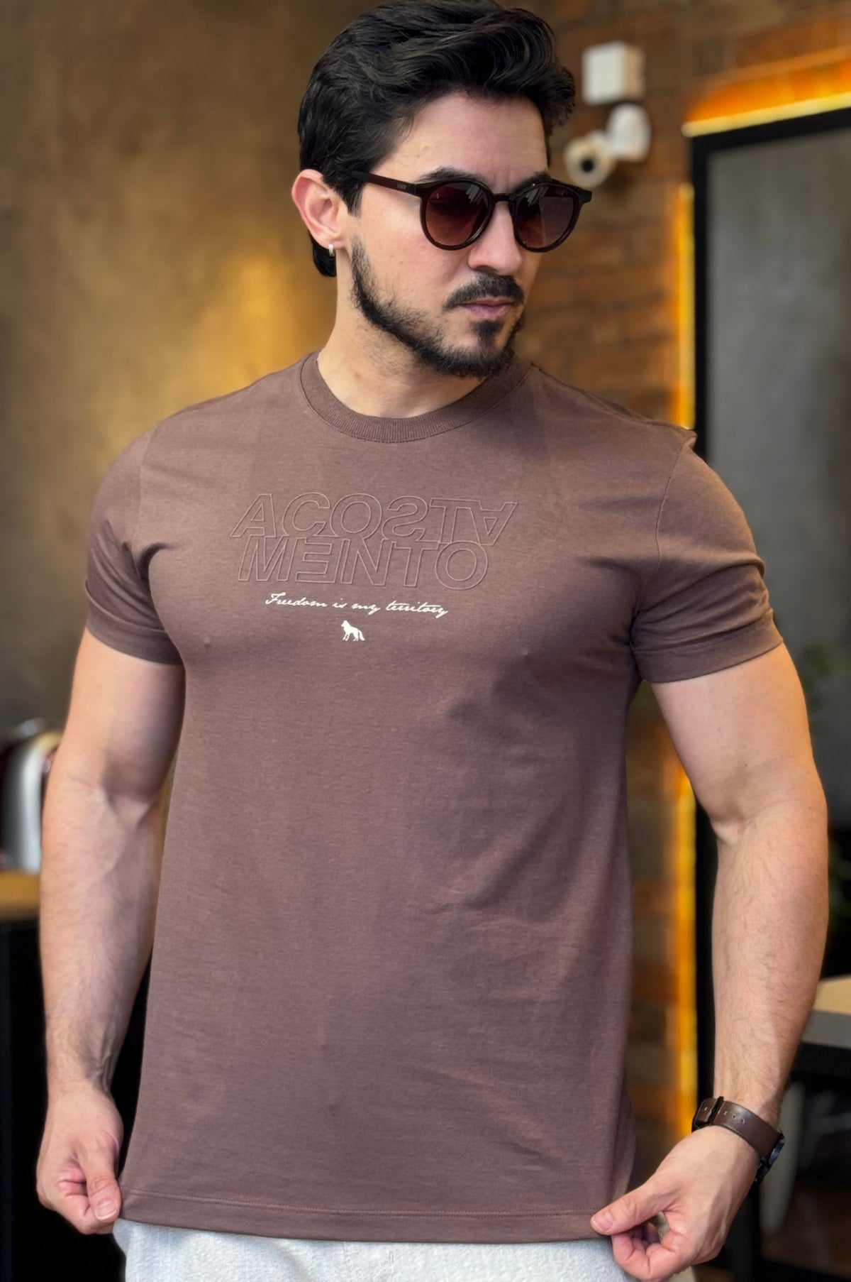 Camiseta Marrom Acostamento
