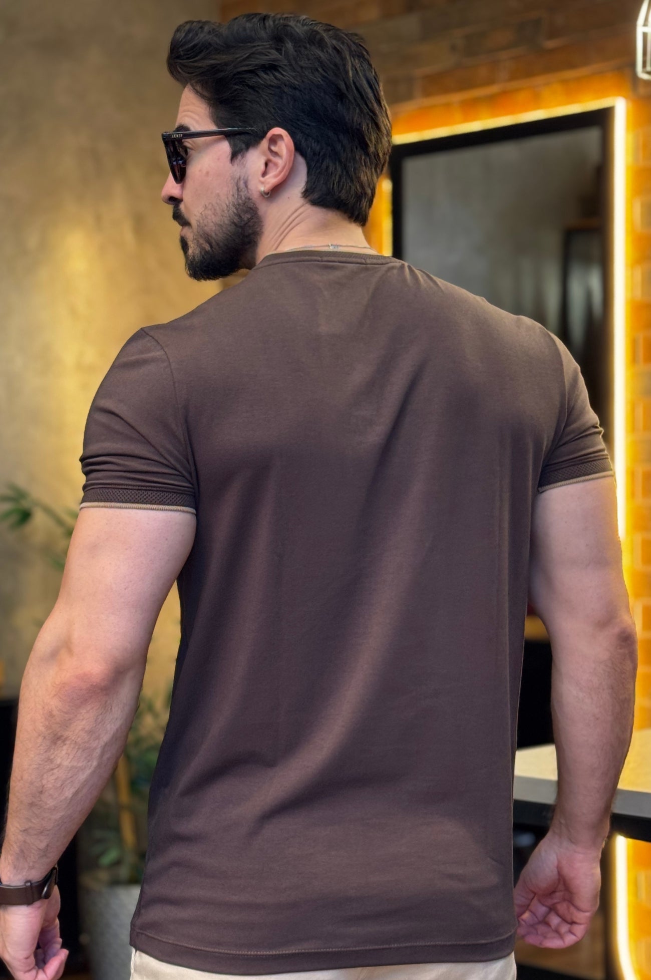 Camiseta Marrom Detalhe Gola DLZ