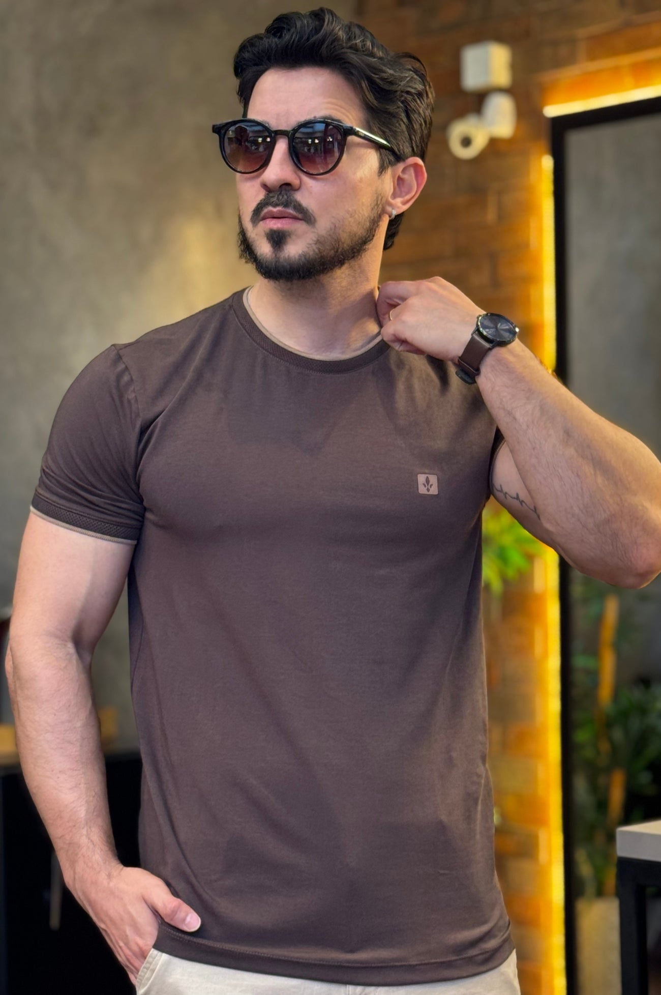 Camiseta Marrom Detalhe Gola DLZ