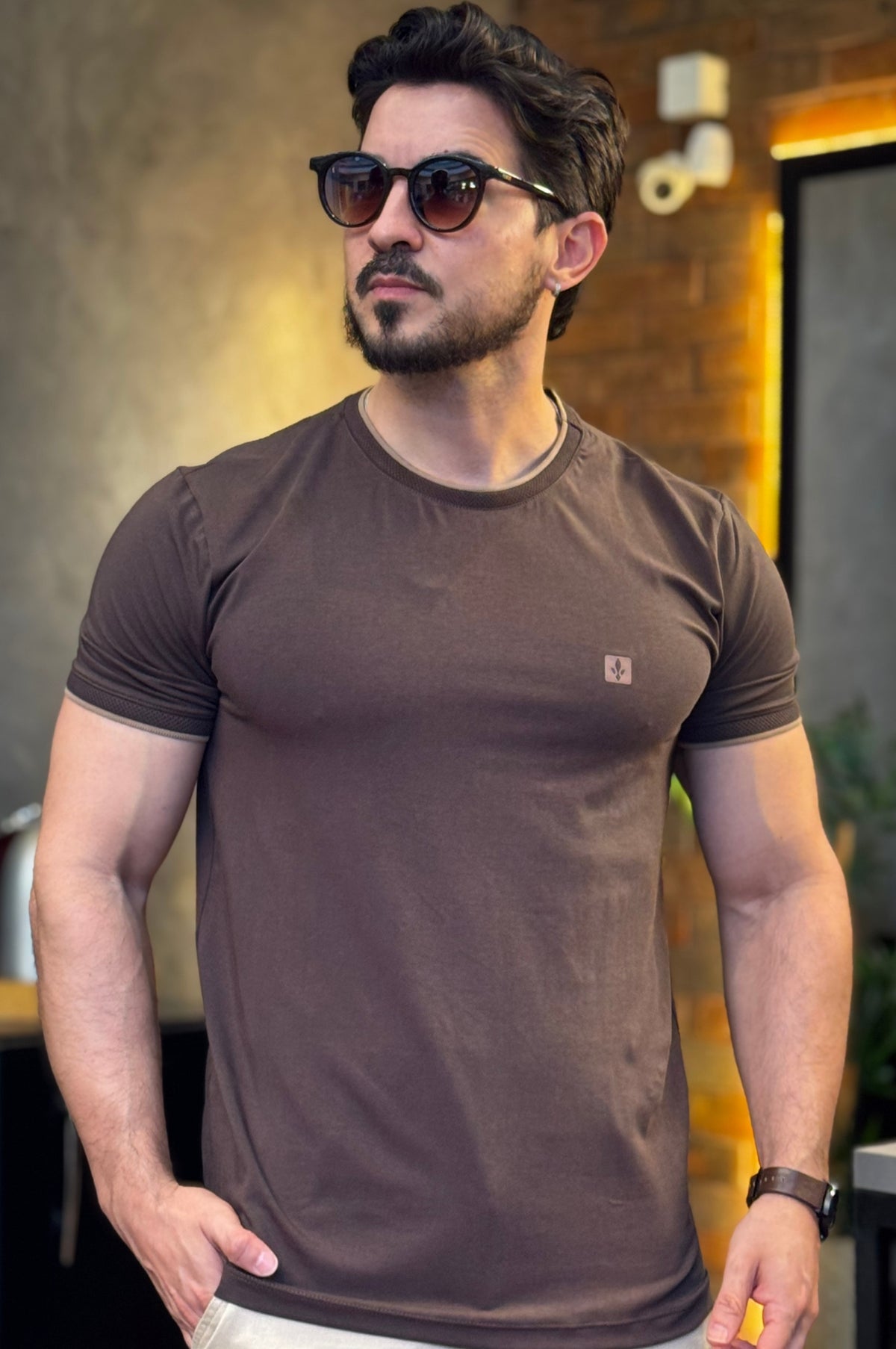 Camiseta Marrom Detalhe Gola DLZ