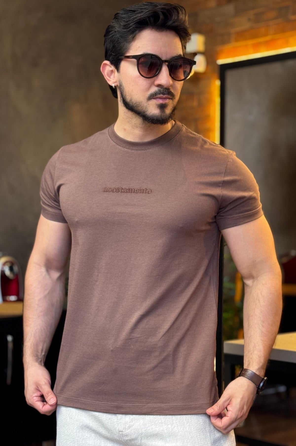Camiseta Marrom  Escrito Bordado Acostamento