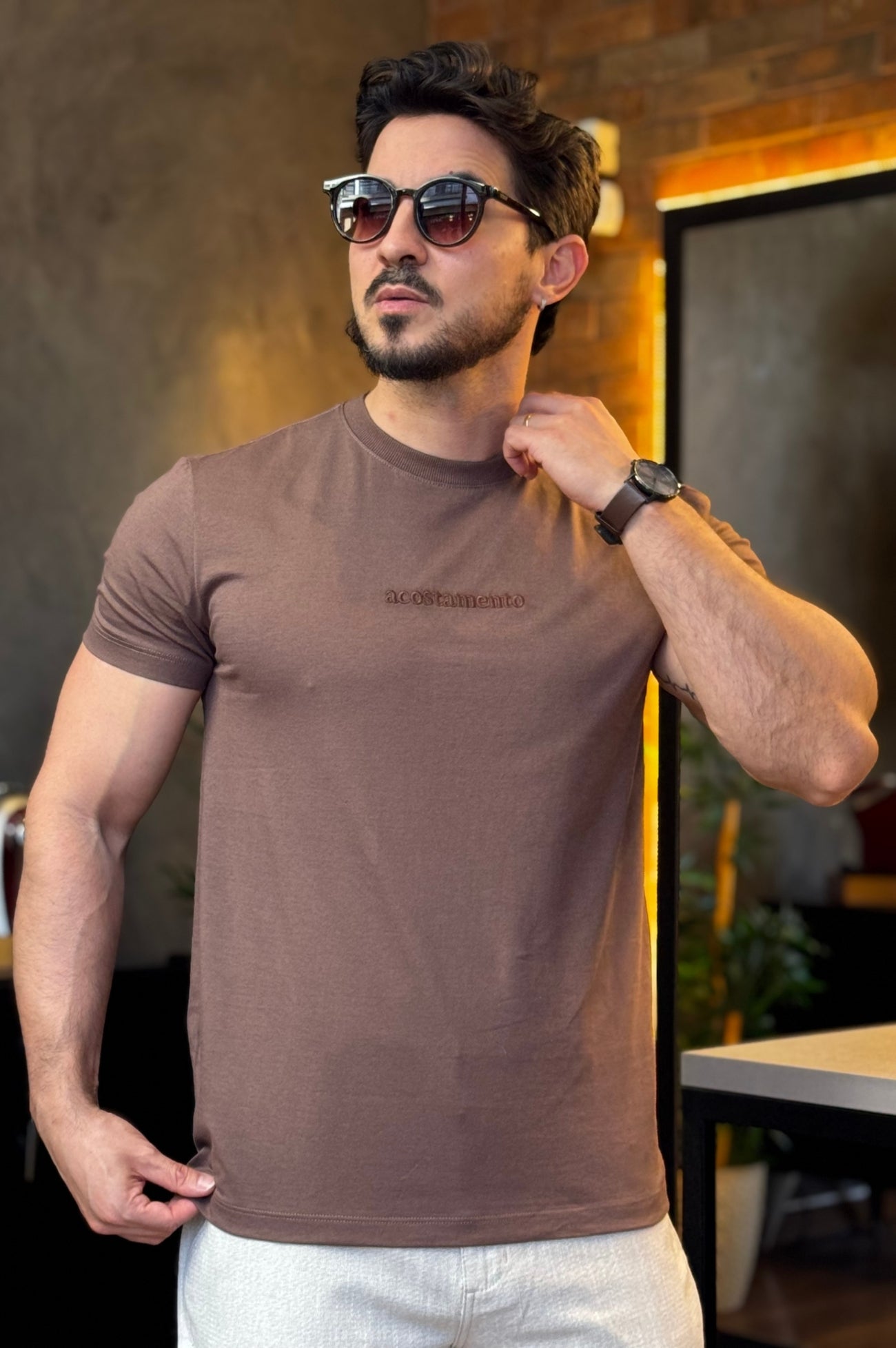 Camiseta Marrom  Escrito Bordado Acostamento