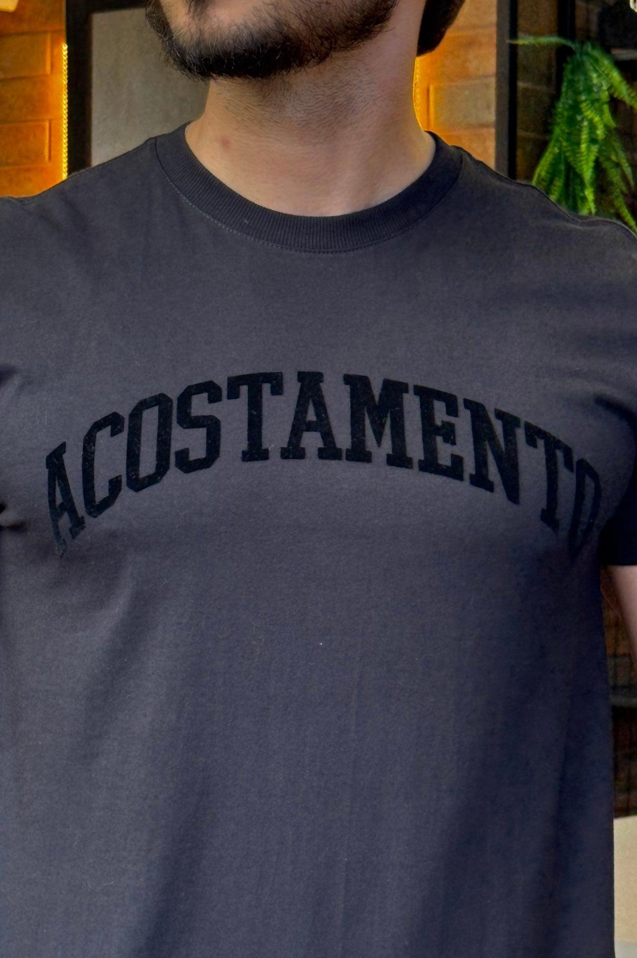 Camiseta Preta Detalhe Costas Acostamento