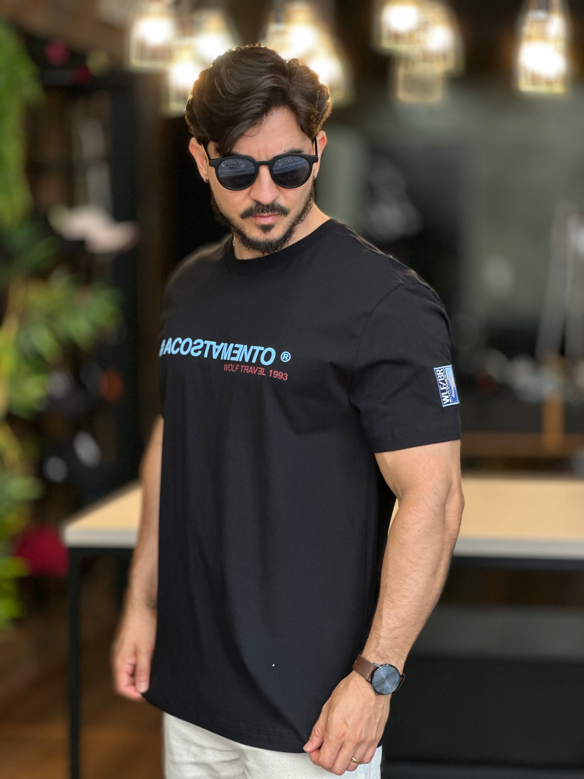 Camiseta preta detalhe azul Acostamento