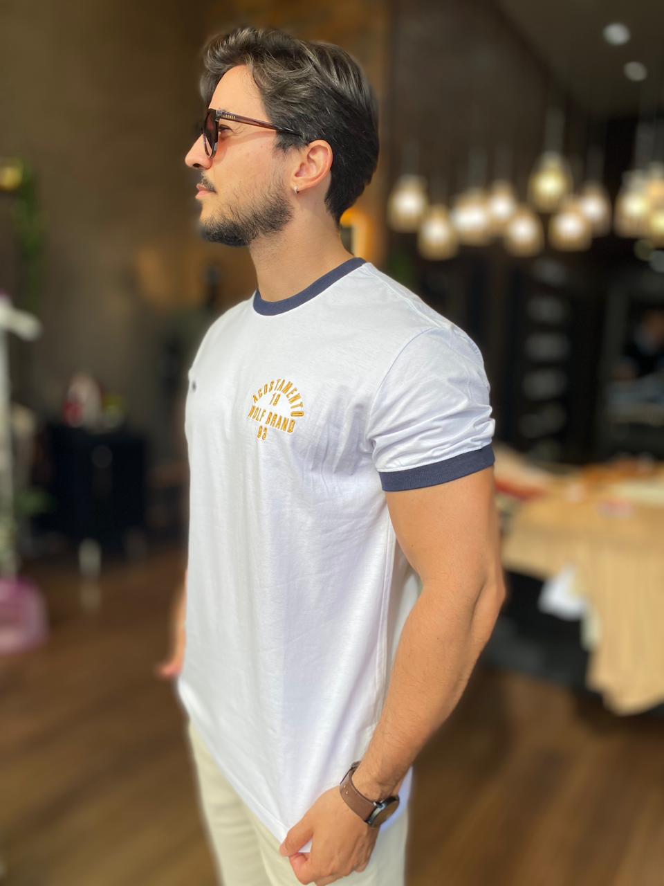 Camiseta Bege Detalhe Punho Acostamento